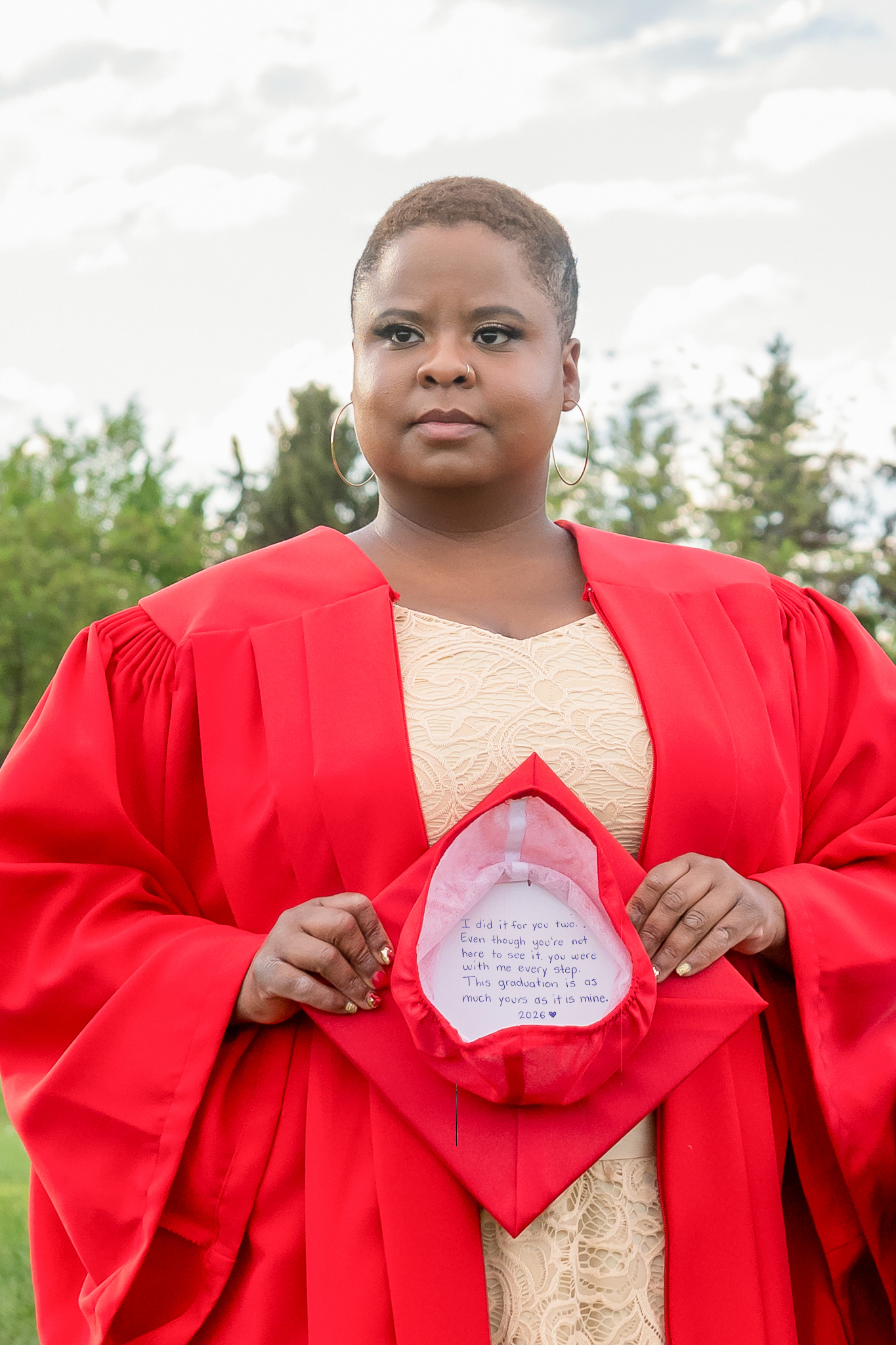graduation photographer Sherwood Park Alberta — Tori holds cap with handwritten note for her late mother and papa
